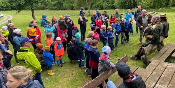 Vor allen Dingen viele Kinder waren mit ihren Eltern/Großeltern am Röbbeken eingetroffen, um die  ungewöhnlichen Gäste zu bestaunen und hautnah kennenzulernen.