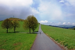 Herrlicher Höhenweg: Das Köppelchen in Reichweite und der Blick schweift schon in die Ferne.