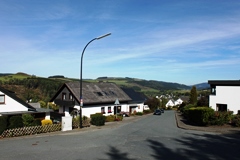 Die Höhenmeter macht man gleich zu Beginn noch im Dorf. Am Ortsrand hat man's fast schon geschafft – let's go! sh3