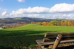 Siedlinghausen zu Füßen,
liegt rechts hinter den Bäumen die Hütte des SGV Siedlinghausen zu Füßen,
liegt rechts hinter den Bäumen die Hütte des SGV